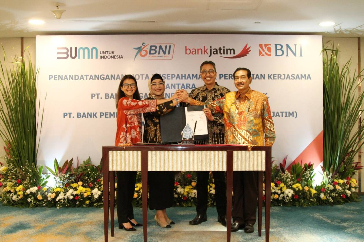 Dari kiri ke kanan SEVP Bisnis Digital BNI Rian Kaslan, Wakil Direktur Utama BNI Adi Sulistyowati, Direktur Utama Bank Jatim Busrul Iman, dan Komisaris Utama Bank Jatim Suprajarto dalam Penandatanganan Nota Kesepahaman BNI dan Bank Jatim di Ballroom Grha