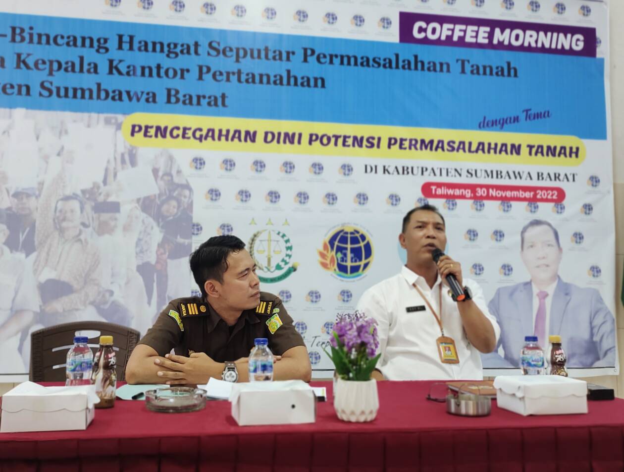 Kepala Kantor BPN KSB Lalu Edy Budaya Luthfi bersama Kasi Intelijen Kejari KSB M Herris Priyadi saat kegiatan coffee morning dengan media cetak dan online se KSB, Rabu (30/11). (FARUK/LOMBOK POST)
