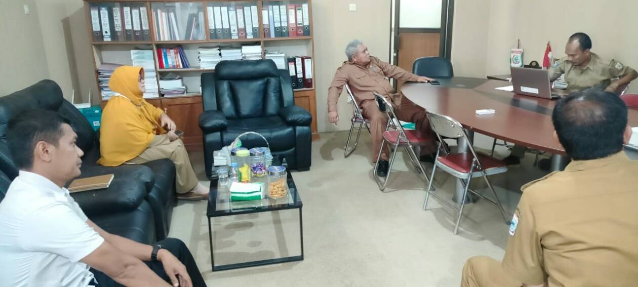 RAPAT: DPMD KSB menggelar rapat pemantapan penyusunan regulasi pencairan dana PPM untuk 228 posyandu gotong royong se KSB. (FARUK/LOMBOK POST)