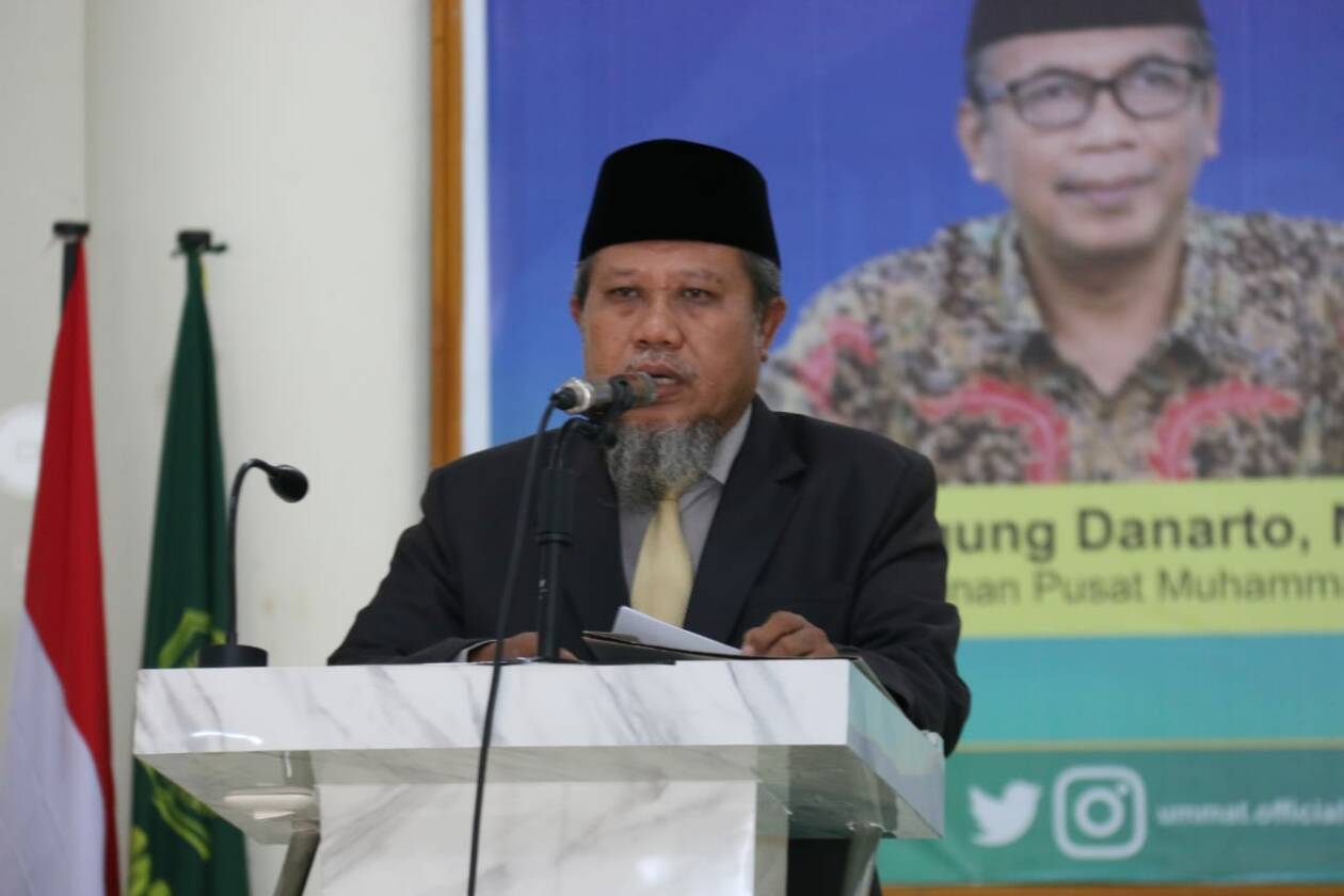 SELAMAT BERTUGAS: Drs Abdul Wahab MA saat memberikan sambutan usai dilantik sebagai rektor Ummat masa jabatan 2022-2026, di auditorium H Anwar Ikraman Ummat, Rabu (21/12). (Ummat for Lombok Post)
