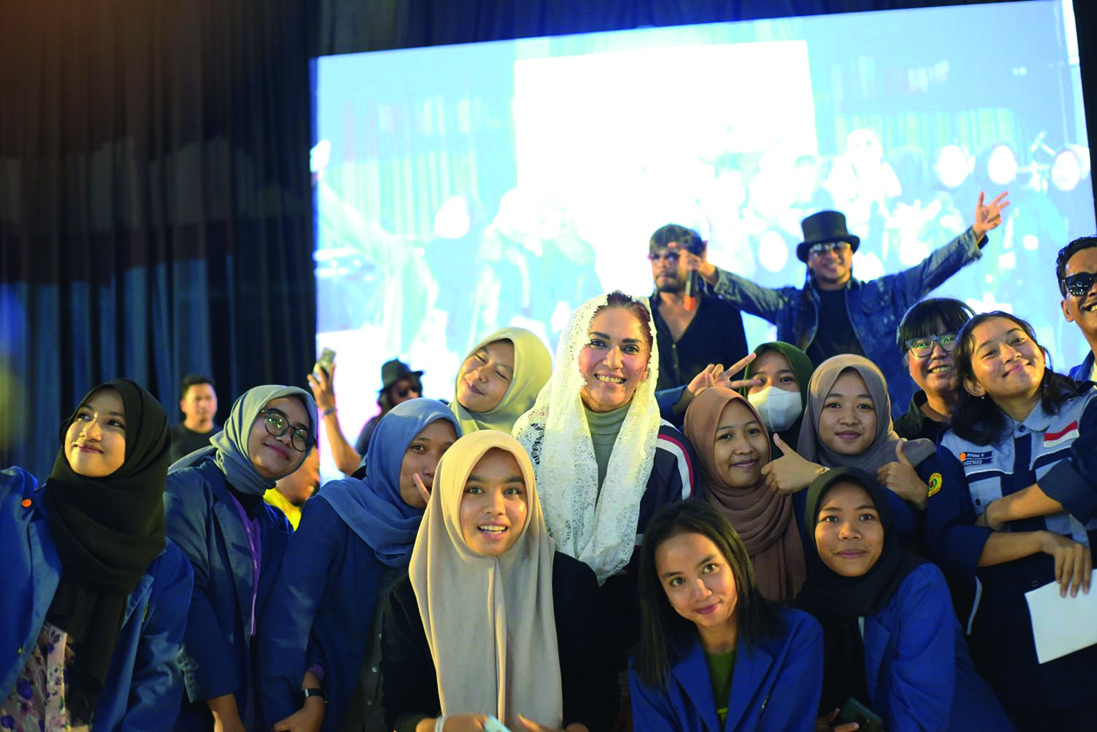 AKRAB: Hj Sari Yuliati (berkerudung di tengah) berfoto bersama sejumlah mahasiswi Unram, Kamis (2/12). (ZAD/LOMBOK POST )