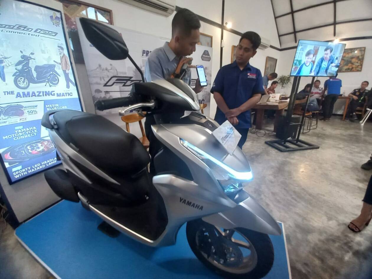 LUNCURKAN PRODUK: Customer Community Satisfhasion (CCS) Rido Badri Aslam bersama Edukasi Service Farizalul Hadi memaparkan keunggulan Yamaha FreeGo 125 Connected di Kota Mataram, kemarin (23/12). (DEWI/LOMBOK POST)