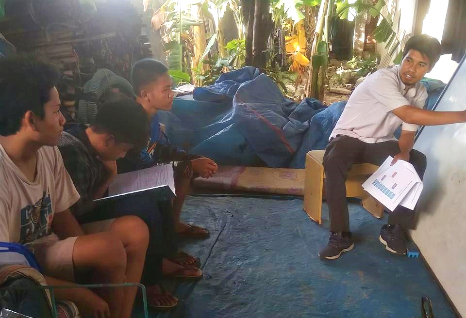 LAYANAN PENDIDIKAN: Kegiatan pembelajaran dalam layanan SMA Terbuka, di salah satu TKB di Kecamatan Jerowaru, Lombok Timur, beberapa waktu lalu (SMAN 1 Sakra Timur for Lombok Post)