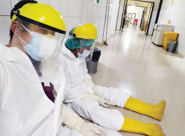 REHAT : Sejumlah petugas medis beristirahat di sisi lorong RSUD NTB di sela-sela penanganan pandemic Covid 19, awal 2022 lalu.