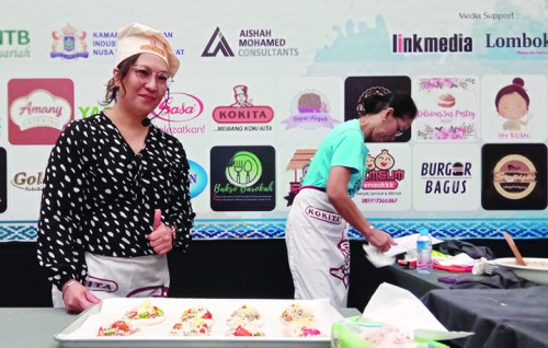 BERBAGI ILMU: Chef Tina (kiri) saat memberikan pelatihan pembuatan kue di Hotel Prime Park Mataram, Sabtu (28/1).( TONI/LOMBOK POST)