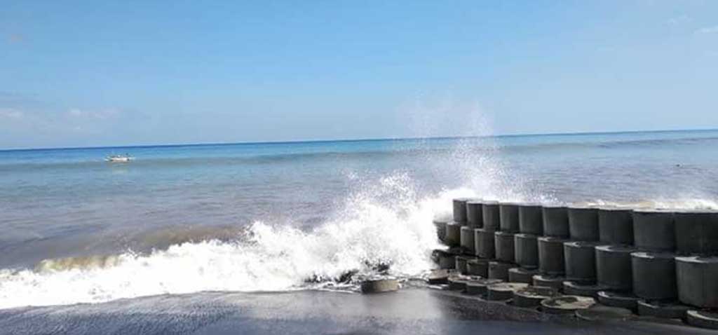 DIHANTAM OMBAK: Pantai Endok di Desa Taman Ayu sering mengalami abrasi. Akibat pengikisan, kini jarak bibir pantai semakin dekat dengan pemukiman warga.(HABIBUL ADNAN/LOMBOK POST)
