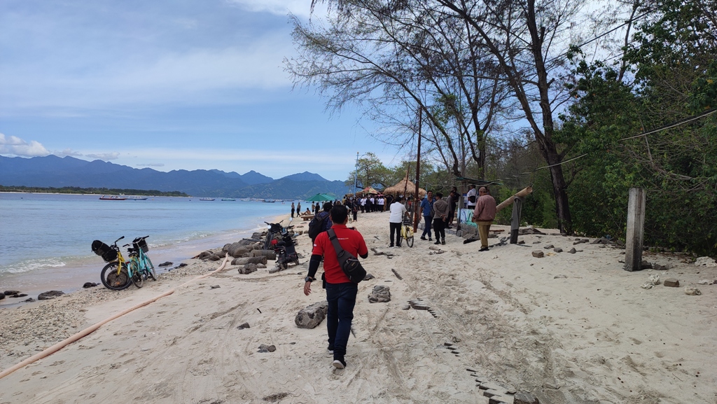 DARATAN HILANG: Abrasi mengikis bibir pantai di Gili Trawangan. Kondisi ini diatensi Bappenas untuk dicarikan solusi agar tidak mengganggu pariwisata. (Didit/Lombok Post)