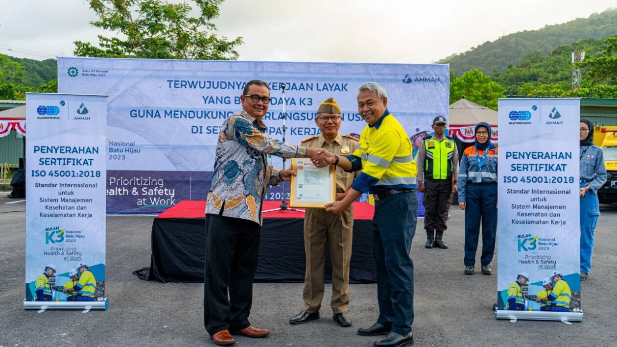 SERAHKAN: Direktur Komersial PT Sucofindo Darwin Abas menyerahkan sertifikat SMK3 kepada Site Director/Kepala Teknik Tambang AMMAN Wudi Raharjo disaksikan Kepala Disnakertrans NTB I Gede Putu Aryadi. (AMMAN untuk Lombok Post)