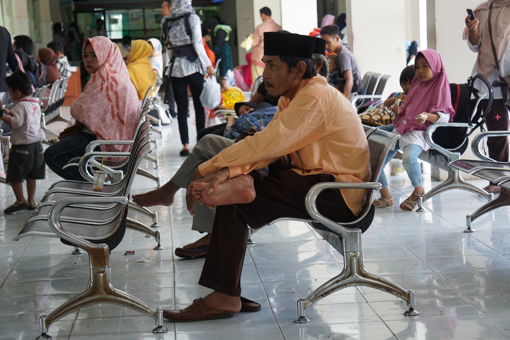 MENUNGGU GILIRAN: Seorang pasien RSUD dr Soedjono Selong terlihat sedang menunggu giliran dipanggil di bangku tunggu loket pendaftaran rawat jalan RSUD dr Soedjono Selong. (Dok Lombok Post)