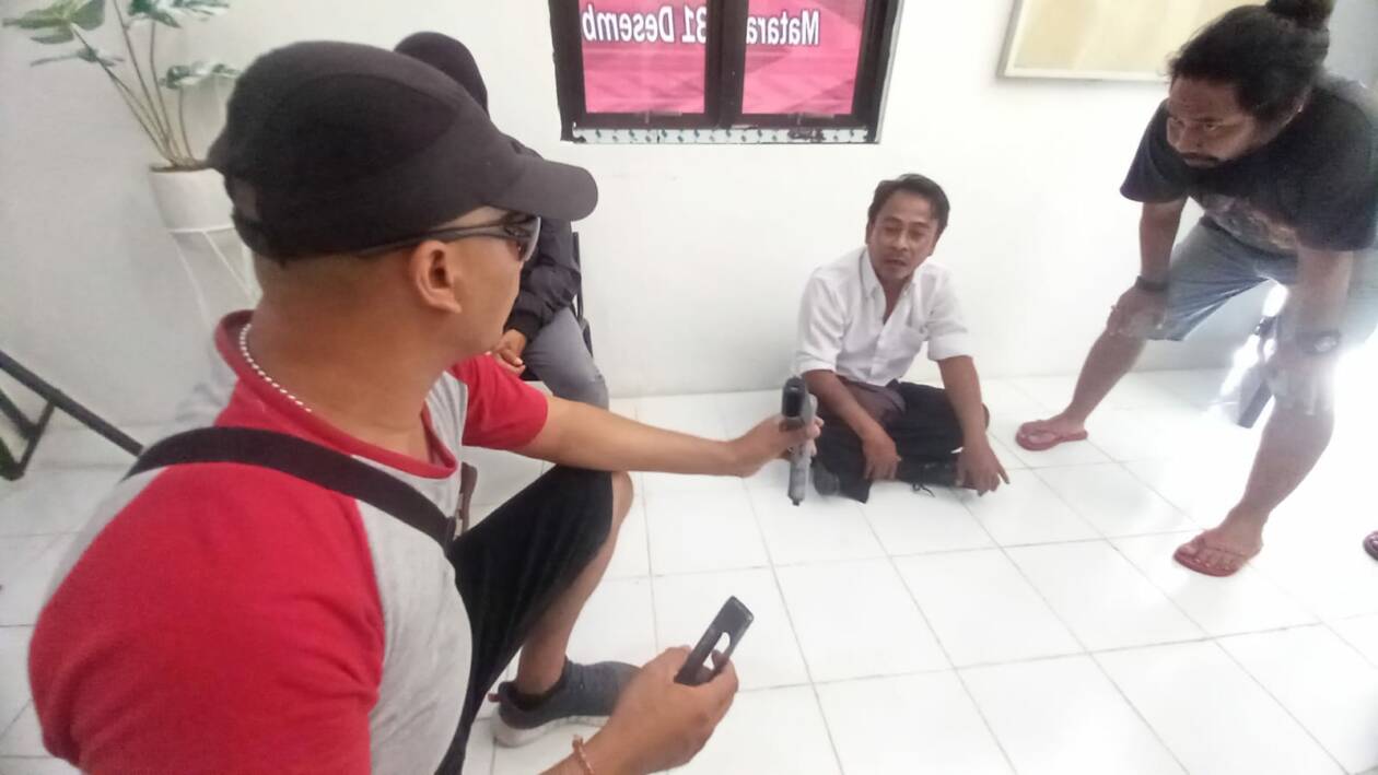 MENIPU DAN MEMERAS: Oknum ASN yang mengaku polisi berinisial SM alias Selamet (duduk) diinterogasi Tim Puma Satreskrim Polresta Mataram, Kamis (12/1) lalu. (Harli/Lombok Post)