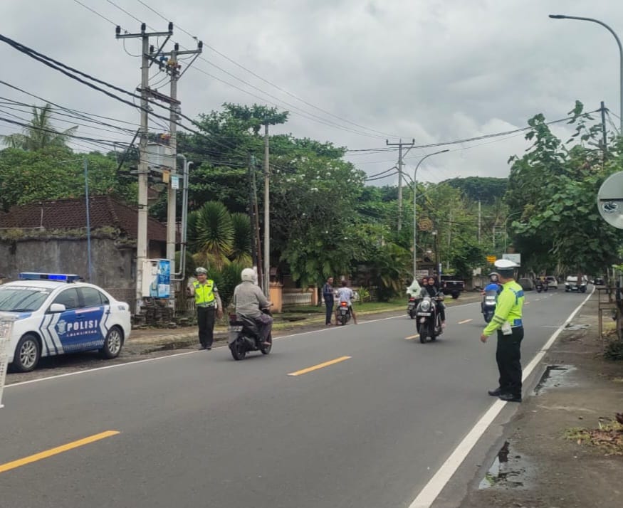 SANKSI TILANG: Satlantas Polres Lobar berpatroli di Jalan Raya Senggigi untuk mengantisipasi aksi balap liar.(IST/LOMBOK POST)