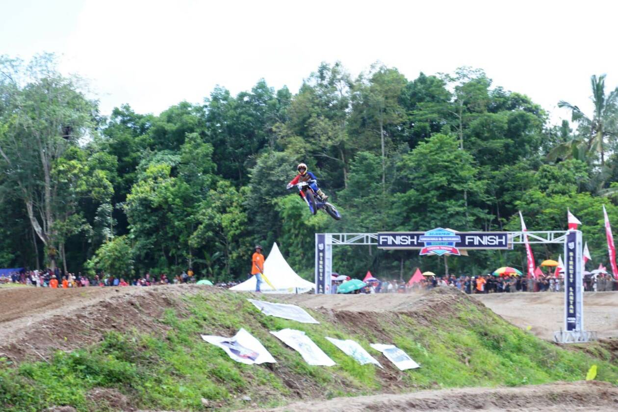 BALAPAN MOTOCROSS: Aksi salah satu pembalap motocross di sirkuit Lantan, Desa Lantan, Kecamatan Batukliang Utara, Loteng, Sabtu (17/12). (Dedi/Lombok Post)