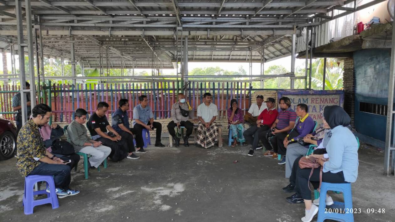 KLARIFIKASI: Dinsos NTB bersama kepolisian menurunkan tim untuk melakukan klarifikasi terhadap pembuat konten mandi lumpur, Jumat (20/1). (Khalik untuk Lombok Post)