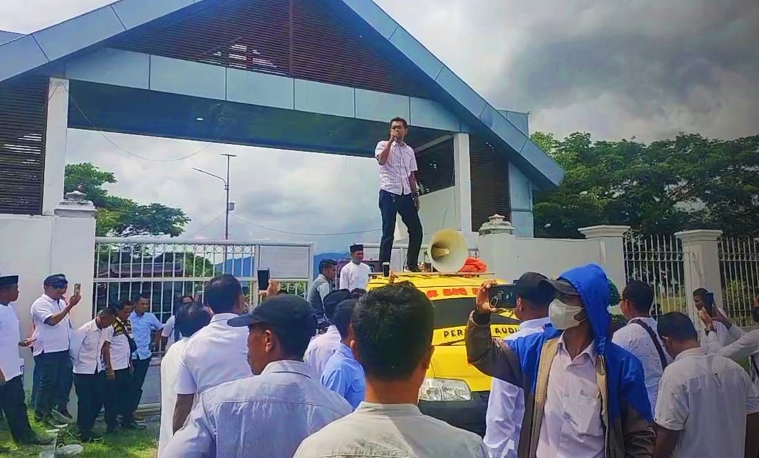 GELAR AKSI: Ratusan perangkat desa di Kabupaten Bima menggedor kantor Bupati Bima. (GUNAWAN/LOMBOK POST)
