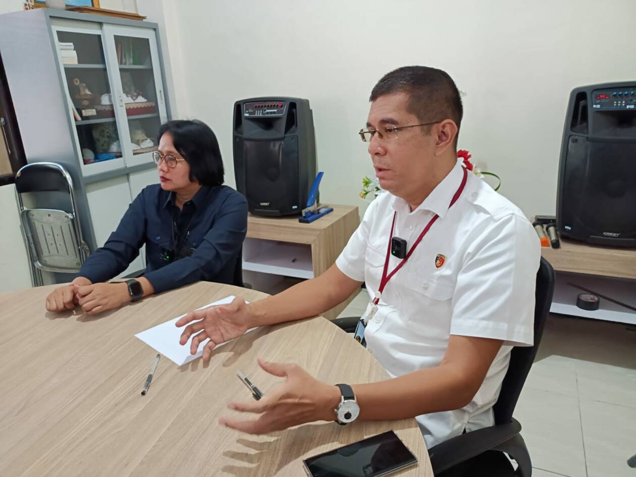 MASIH PENDALAMAN: Wadirreskrimum Polda NTB AKBP Feri Jaya Satriansyah (kanan) didampingi Kasubdit IV Ditreskrimum AKBP Ni Made Pujawati memberikan keterangan terkait pengusutan dugaan tindak pidana ekploitasi pada nenek mandi lumpur, Kamis (19/1). (Harli/