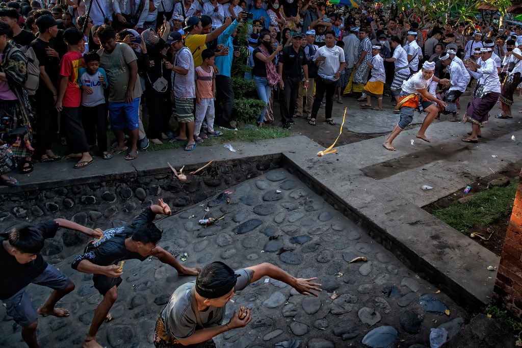 TRADISI TOLERANSI: Perang Topat di Pura Lingsar, Lombok Barat masuk dalam kalender event nasional tahun 2023. (Ivan/Lombok Post)