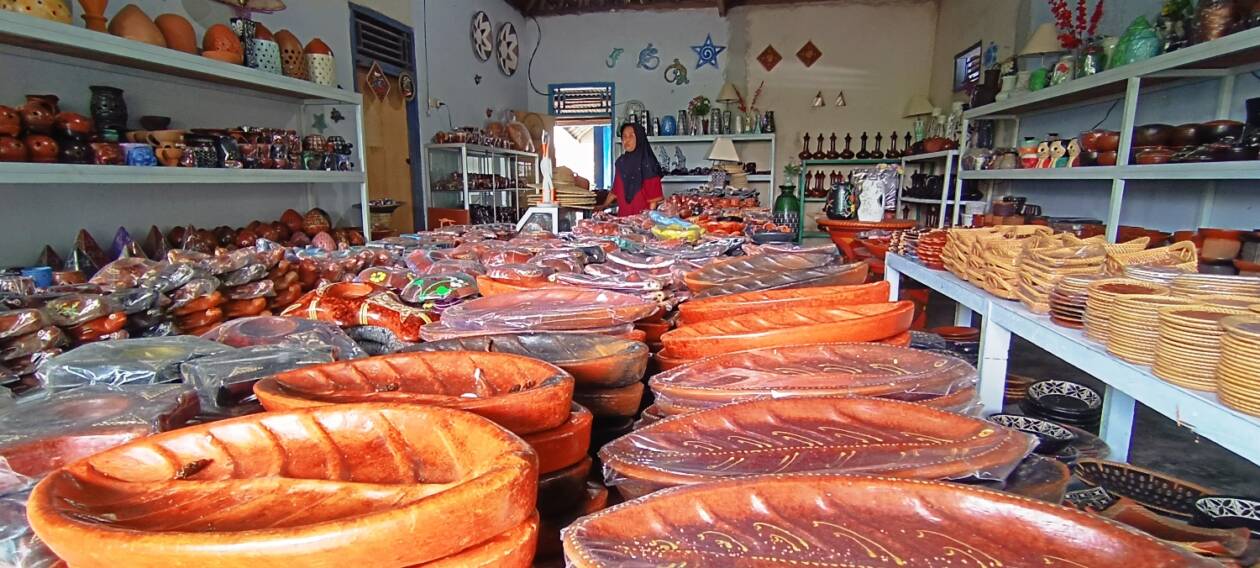 GERABAH: Tampak hasil perajin gerebah di Yulia Pottery Creative Lombok Handicraf di Dusun Tenandong, Desa Penujak, Kecamatan Praya Barat, Loteng, Senin (2/1). (Dedi/Lombok Post)