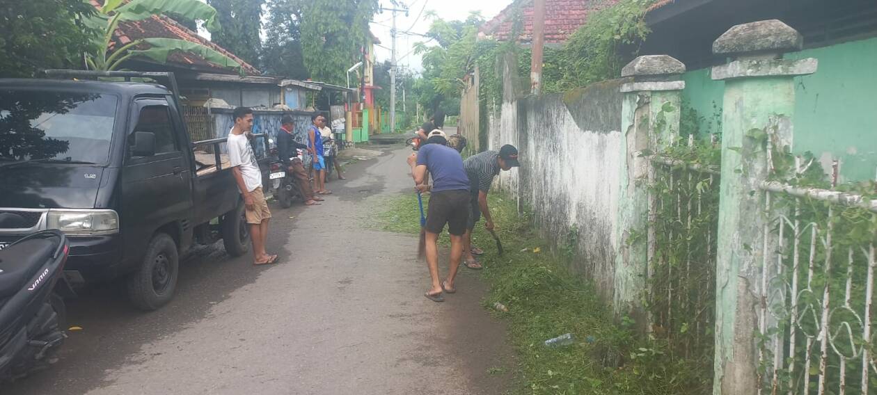 CEGAH DBD: Warga Kelurahan Lewirato gotong royong membersihkan lingkungan untuk mengurangi risiko penyebaran DBD, Minggu (29/1).(Gunawan/Lombok Post)