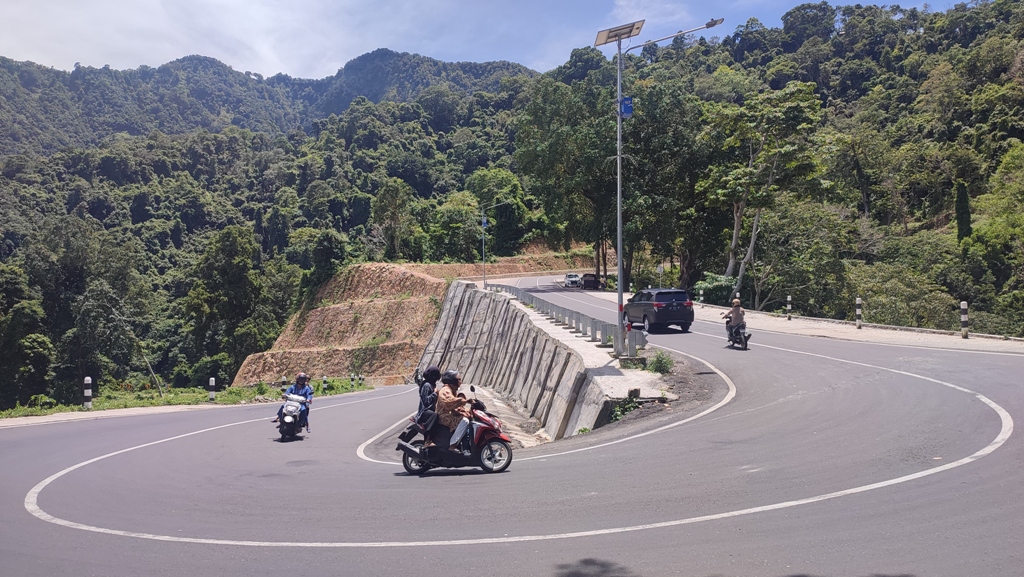 MASIH NGUTANG: Jalan Pusuk yang menghubungkan tiga kabupaten/kota belum dibayarkan 100 persen, meski pekerjaan telah rampung pada April 2022. (Didit/Lombok Post)