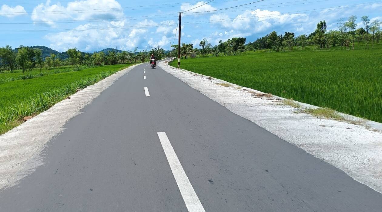 JALAN PARIWISATA: Salah satu jalan pariwisata di Desa Pengembur, Kecamatan Pujut menuju Pantai Mawun dan Pantai Areguling Desa Tumpak, Rabu (11/1). (Dedi/Lombok Post)