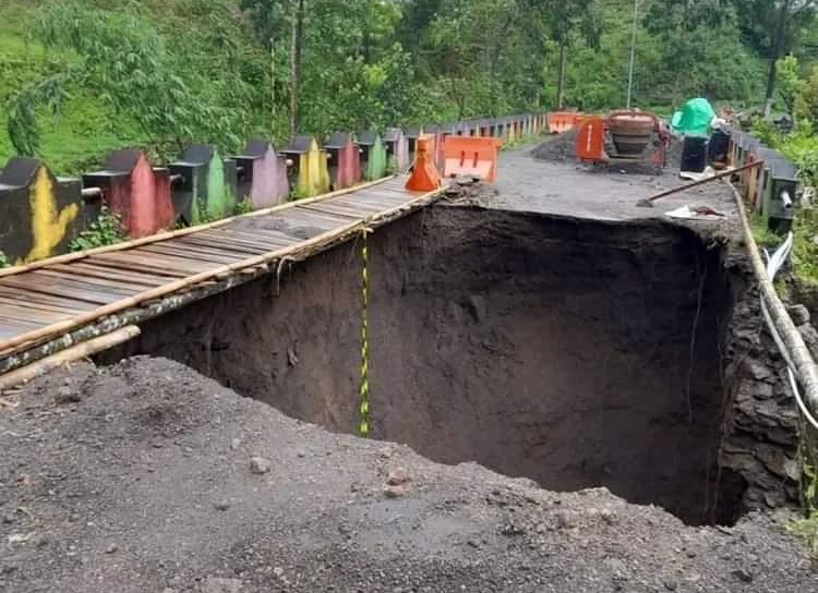 BUTUH SEGERA DIPERBAIKI: Jembatan penghubung Desa Tetebatu dengan Desa Jeruk Manis yang terputus, belum lama ini. (Fatih/Lombok Post)