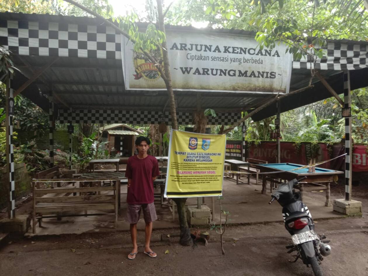 JANJI TEGAS: Kafe di kawasan Suranadi yang ditutup petugas gabungan beberapa waktu lalu masih ditemukan tetap beroperasi.(HABIBUL ADNAN/LOMBOK POST)
