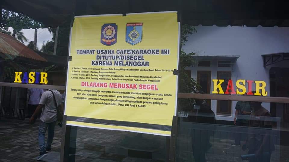SUDAH DITERTIBKAN: Salah satu kafe di Suranadi yang masih terpasang banner segel. Penertiban terhadap tempat hiburan ini sudah dilakukan akhir Desember 2022 lalu.(HABIBUL ADNAN/LOMBOK POST)