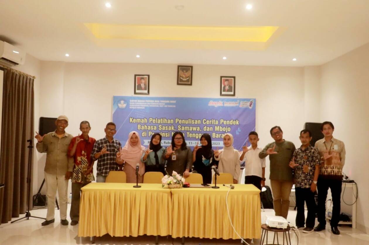 LESTARIKAN BAHASA DAERAH: Kepala Kantor Bahasa NTB Puji Retno Hardiningtyas (tujuh dari kanan) bersama panitia dan peserta di kemah pelatihan penulisan cerita pendek bahasa Sasambo, kemarin (12/1). (Kantor Bahasa for Lombok Post)