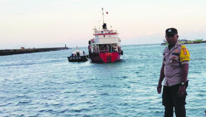 HARUS JELAS: Polisi memantau kapal pengangkut  solar yang diselundupkan di Perairan Telong-Elong, Lombok Timur (Lotim), beberapa waktu lalu. (Dok/Lombok Post)