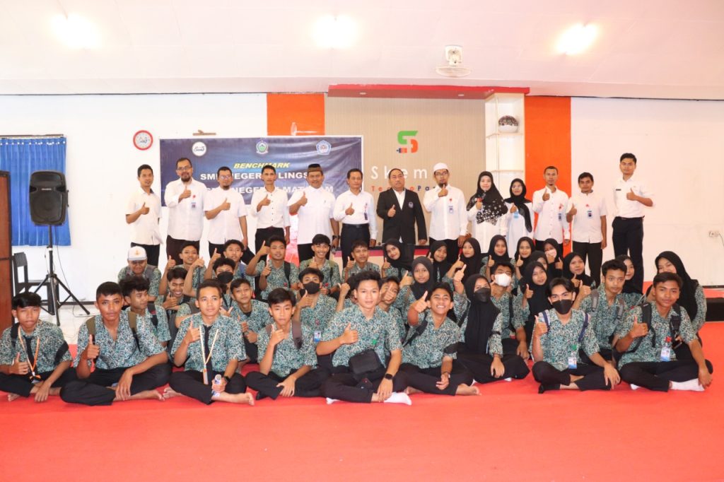 TINGKATKAN MUTU PENDIDIKAN: Pihak SMKN 2 Lingsar dan SMKN 5 Mataram, saat melakukan studi tiru dalam rangkat pengingkatan mutu pendidikan, beberapa waktu lalu. (SMKN 2 LINGSAR For Lombok Post)