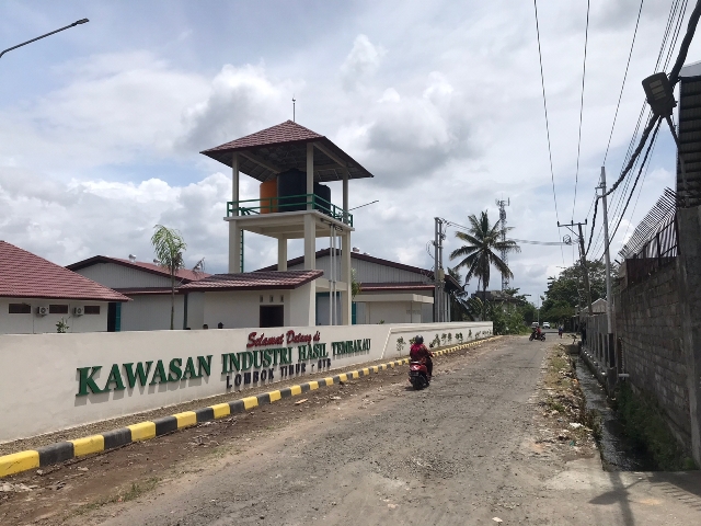 TINGGAL DIKELOLA:  Seorang pengendara melewati pagar bagian depan KIHT Lombok Timur-NTB di eks Pasar Paokmotong, Kecamatan Masbagik, Kamis (19/1). (Fatih/Lombok Post)