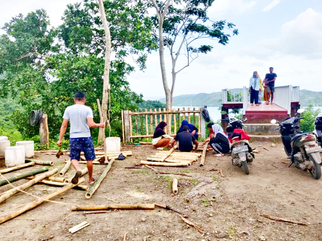 PULIHKAN PARIWISATA: Kelompok KKN Tematik Unram bersama Pokdarwis, melakukan revitalisasi objek wisata di Buwun Mas View, beberapa waktu lalu. (Istimewa)