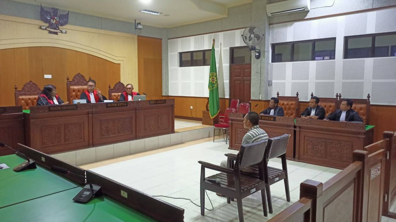 DISIDANG: Terdakwa korupsi dana desa Jero Gunung, Kecamatan Sakra Barat, Lotim, Muhammad Agil Iqbal mendengarkan pembacaan surat dakwaan di Pengadilan Tipikor Mataram, Kamis (26/1). (Harli/Lombok Post)