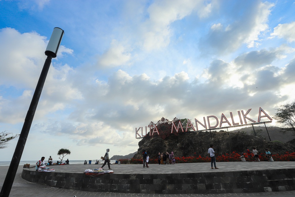 JADI MASALAH: Tarif parkir Pantai Kuta di Kawasan Ekonomi Khusus Mandalika jadi atensi Ombudsman, untuk nantinya dicarikan solusi agar tidak mengganggu sektor pariwisata. (Ivan/Lombok Post)