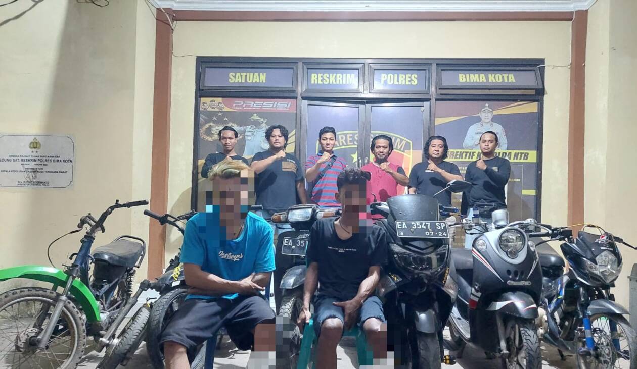 DILUMPUHKAN: Pelaku EA dan A diamankan bersama motor curian di Polres Bima Kota, pekan lalu.(POLRES BIMA FOR LOMBOK POST)