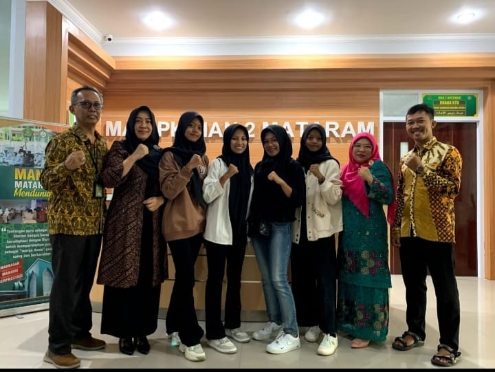 WAKILI NTB: Kepala MAN 2 Mataram H Lalu Syauki (kiri) bersama ke empat siswi kebanggaannya (tengah), sebelum bertolak ke Jakarta mengikuti Energen Champion Student Athletics Championships Indonesia, Kamis (11/1). (MAN 2 Mataram for Lombok Post)