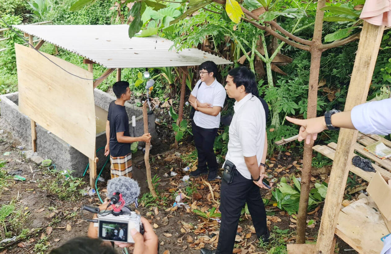 DITUTUP: Penyelidik Polda NTB turun melakukan penutupan di lokasi tempat pembuatan konten TikTok nenek mandi lumpur di Desa Setanggor, Kecamatan Praya Barat, Lombok Tengah, pekan lalu. (Harli/Lombok Post)