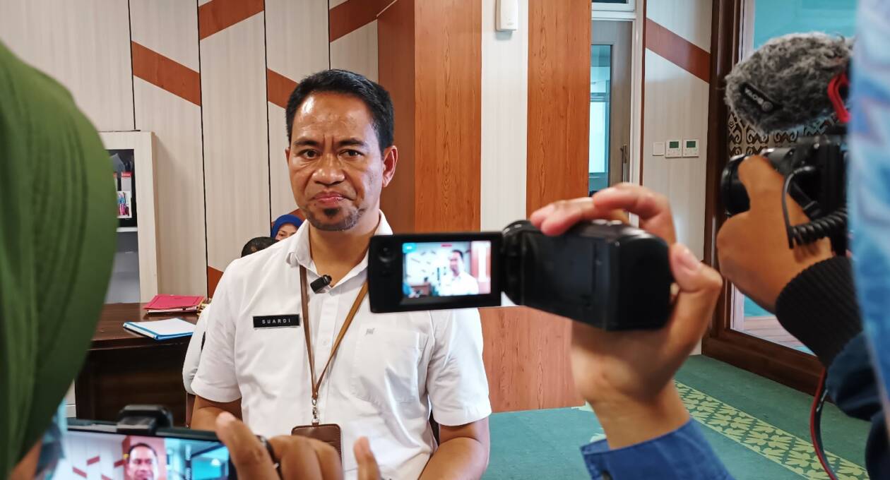 MENERANGKAN: Kepala Dikes Loteng H Suardi saat menerangkan persoalan yang terjadi di Puskesmas Batujangkih, Desa Batujangkih, Kecamatan Praya Barat Daya, Rabu (25/1). (Dedi/Lombok Post)