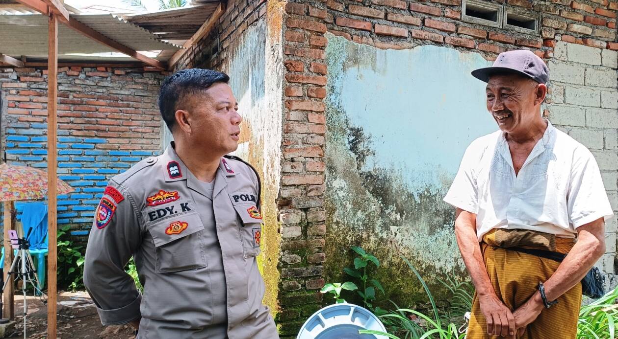 MENGIMBAU: Kanit Binmas Polsek Praya Barat Loteng Aiptu Edy Kurniawan (kiri) saat mengimbau warga pembuat konten TikTok di Dusun Pedek, Desa Setanggor, Kamis (19/1). (Dedi/Lombok Post)
