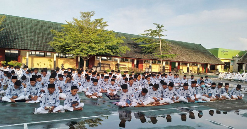 SIMAK PETUAH: Ratusan siswa dan siswi menyimak petuah Kepala MTsN 3 Mataram H Marzuki, di kegiatan Imtaq Jumat, kemarin (20/1).  (MTsN 3 Mataram for Lombok Post)