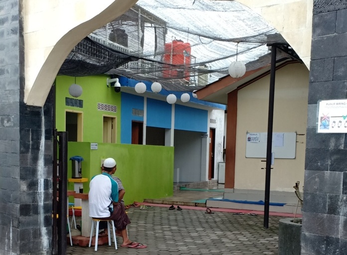 TEMPAT IBADAH: Musala Olivia di bypass Desa Sukarara, Kecamatan Jonggat, Loteng yang menyediakan makanan dan minuman gratis untuk pengunjung. (Dedi/Lombok Post)