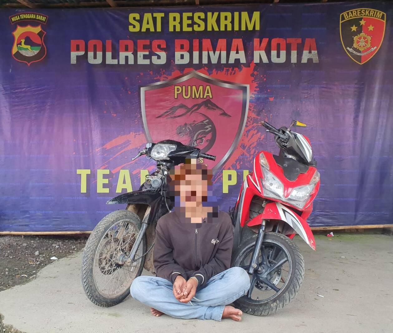 INI PELAKUNYA: Pelaku F diamankan bersama motor curiannya di Polres Bima Kota, kemarin.(POLRES BIMA KOTA FOR LOMBOK POST)