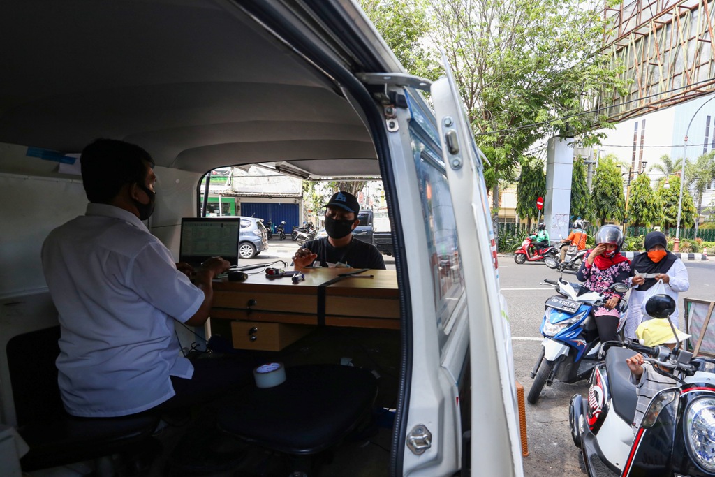 BAYAR PAJAK: Sejumlah warga mengantre di mobil samsat keliling untuk membayar pajak kendaraan bermotor, belum lama ini. (Ivan/Lombok Post)