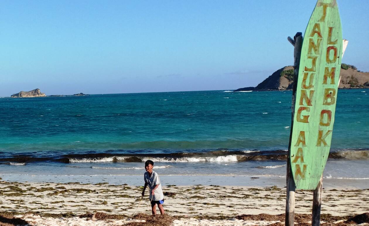 PANTAI TANJUNG AAN: Seorang anak sedang bermain di Pantai Tanjung Aan, Desa Kuta, Kecamatan Pujut. Lokasi ini diputuskan dijadikan lokasi malam puncak bau nyale. (Dedi/Lombok Post)