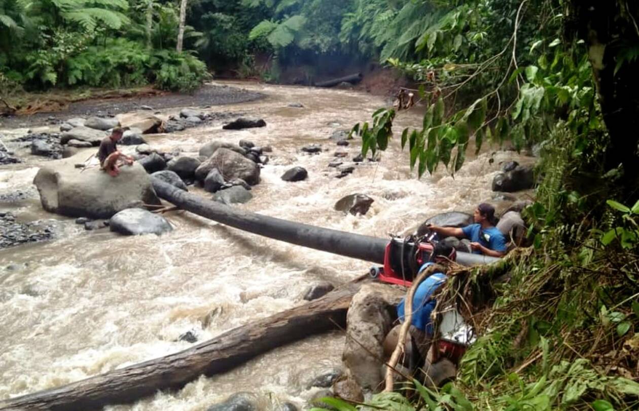 PERBAIKAN PIPA: Para pekerja saat memperbaiki pipa PDAM Praya di aliran sungai Kali Lenek, Desa Lantan, Kecamatan Batukliang Utara, Loteng, Rabu (4/1). (Dedi/Lombok Post)