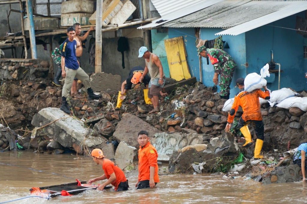 PERBAIKI TANGGUL: Warga bersama TRC-PB BPBD Lotim, Tagana, unit SAR Lotim, dan TNI sedang membuat tanggul sementara di Sungai Cermei, perbatasan Desa Seruni Mumbul dan Labuhan Lombok, Kecamatan Pringgabaya pasca banjir bandang Desember 2020 lalu. (Dok Lom
