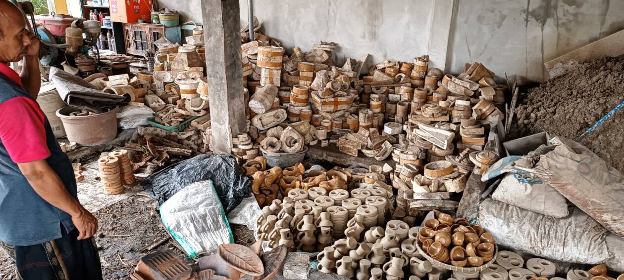 PRODUKSI GERABAH: Amran, pemilik Yulia Pottery Creative Lombok Handicraf di Desa Penujak, Kecamatan Praya Barat, Loteng saat menunjukkan lokasi produksi gerabah miliknya, Senin (2/1). (Dedi/Lombok Post)