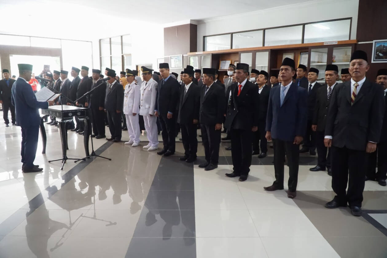 DIROTASI: Sekda Lotim HM Juaini Taofik melantik dan mengambil sumpah jabatan 59 pejabat administrator Pemkab Lotim di lobi kantor bupati Lotim, kemarin (6/1). (Fatih/Lombok Post)