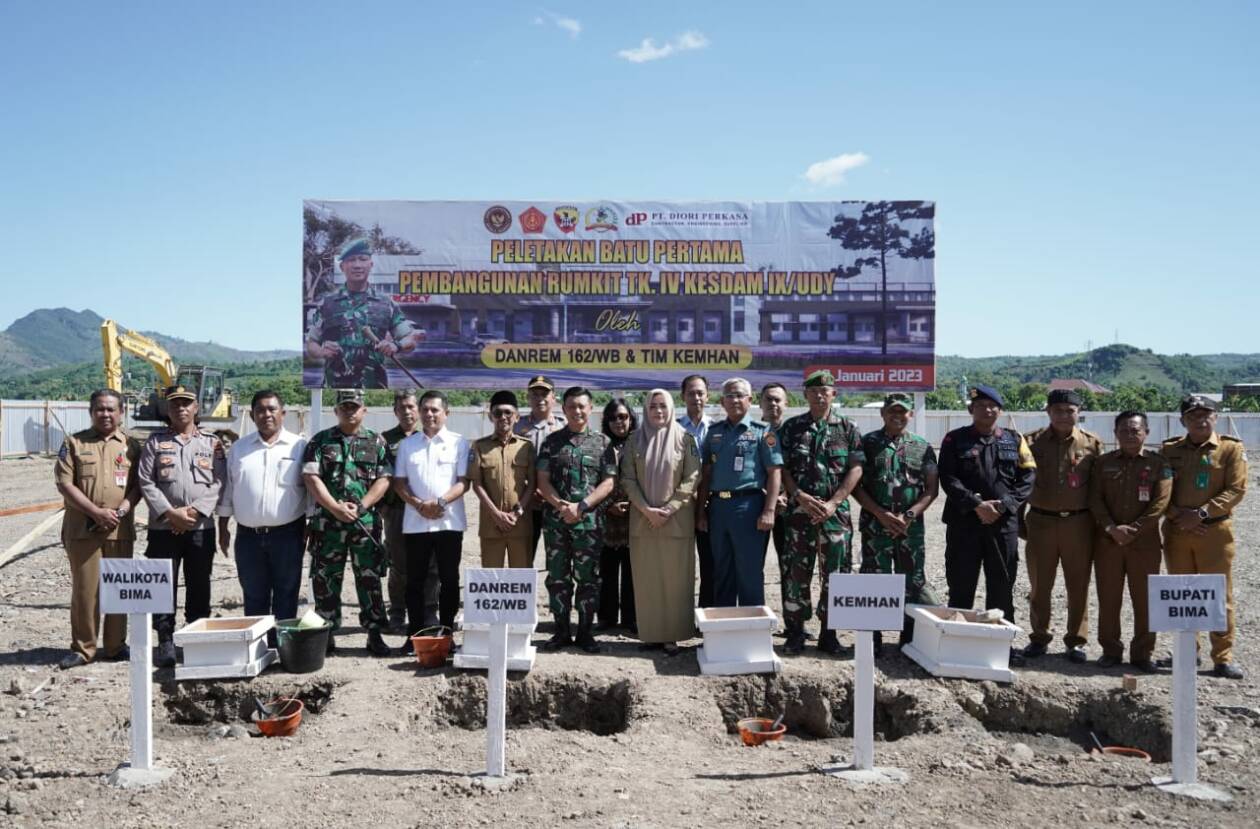MULAI DIBANGUN: Kabid Dalwaskon Puskon Baranahan Kemhan Kolonel Laut (KH) Syaifuddin, Wali Kota Bima Muhammad Lutfi, dan Bupati Bima Hj Indah Dhamayanti Putri meletakan batu pertama pembangunan RSAD Kota Bima, Selasa (10/11).(PEMKOT BIMA FOR LOMBOK POST)