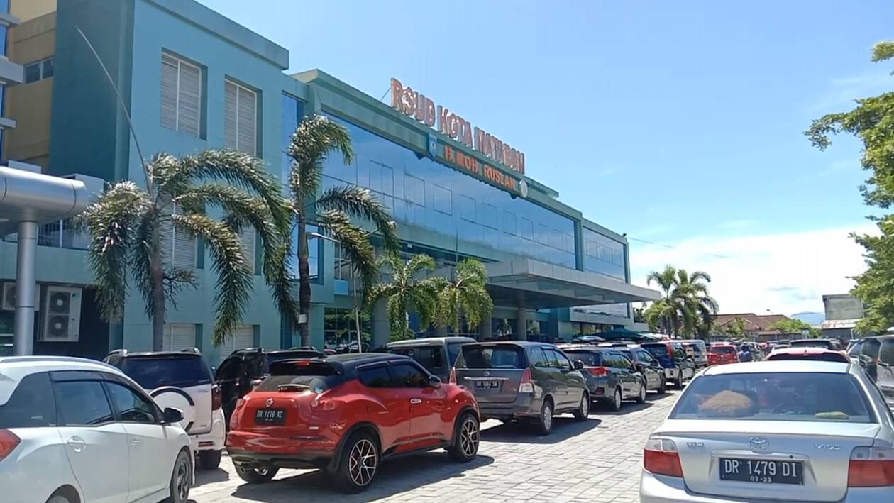 PERMUDAH LAYANAN: Layanan di RSUD Kota Mataram kini lebih mudah. Warga yang menjadi peserta BPJS Kesehatan cukup membawa KTP agar bisa dilayani.( TONI/LOMBOK POST)